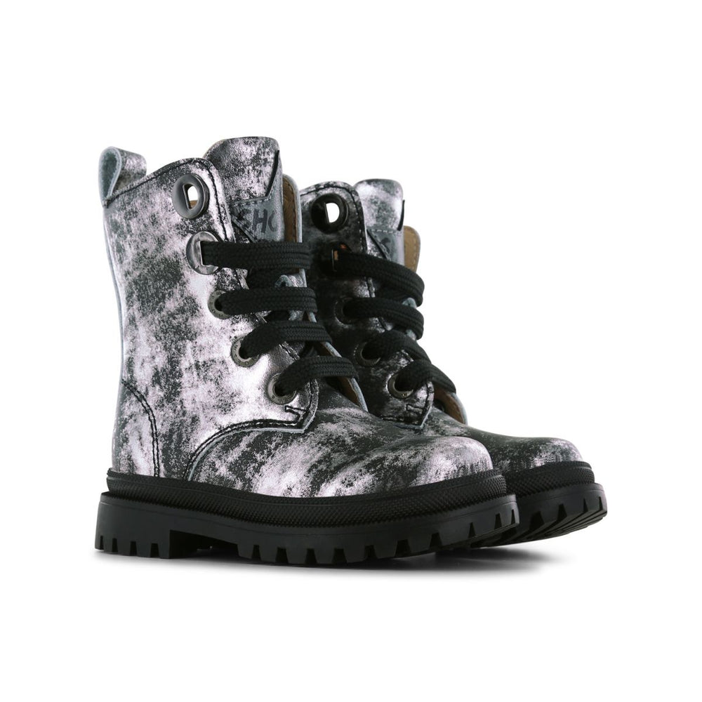 Shoesme's new tank veterboots in de kleur silver black zijn hip, comfortabel en duurzaam. Slijtvast, perfect voor intensief gebruik, luxe uitstraling, met ritssluiting voor makkelijk aan- en uittrekken. VanZus