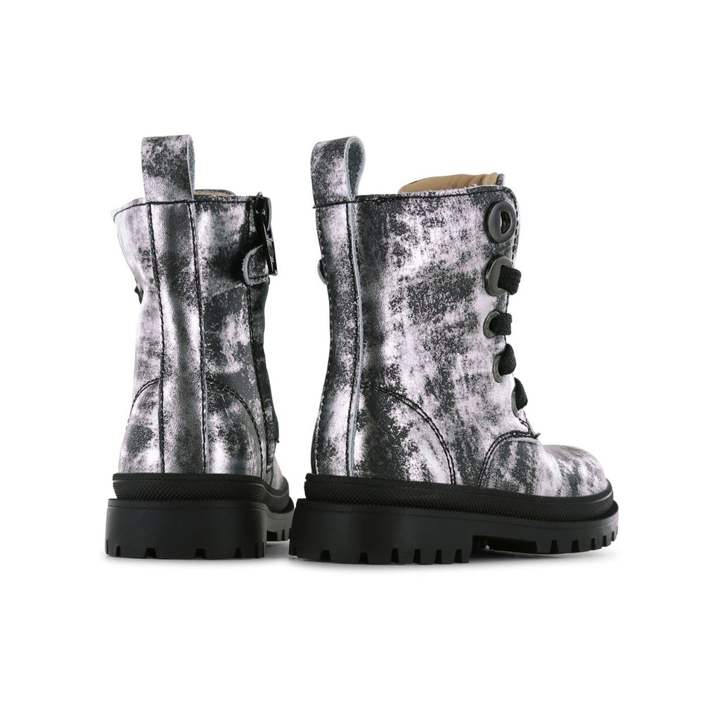 Shoesme's new tank veterboots in de kleur silver black zijn hip, comfortabel en duurzaam. Slijtvast, perfect voor intensief gebruik, luxe uitstraling, met ritssluiting voor makkelijk aan- en uittrekken. VanZus