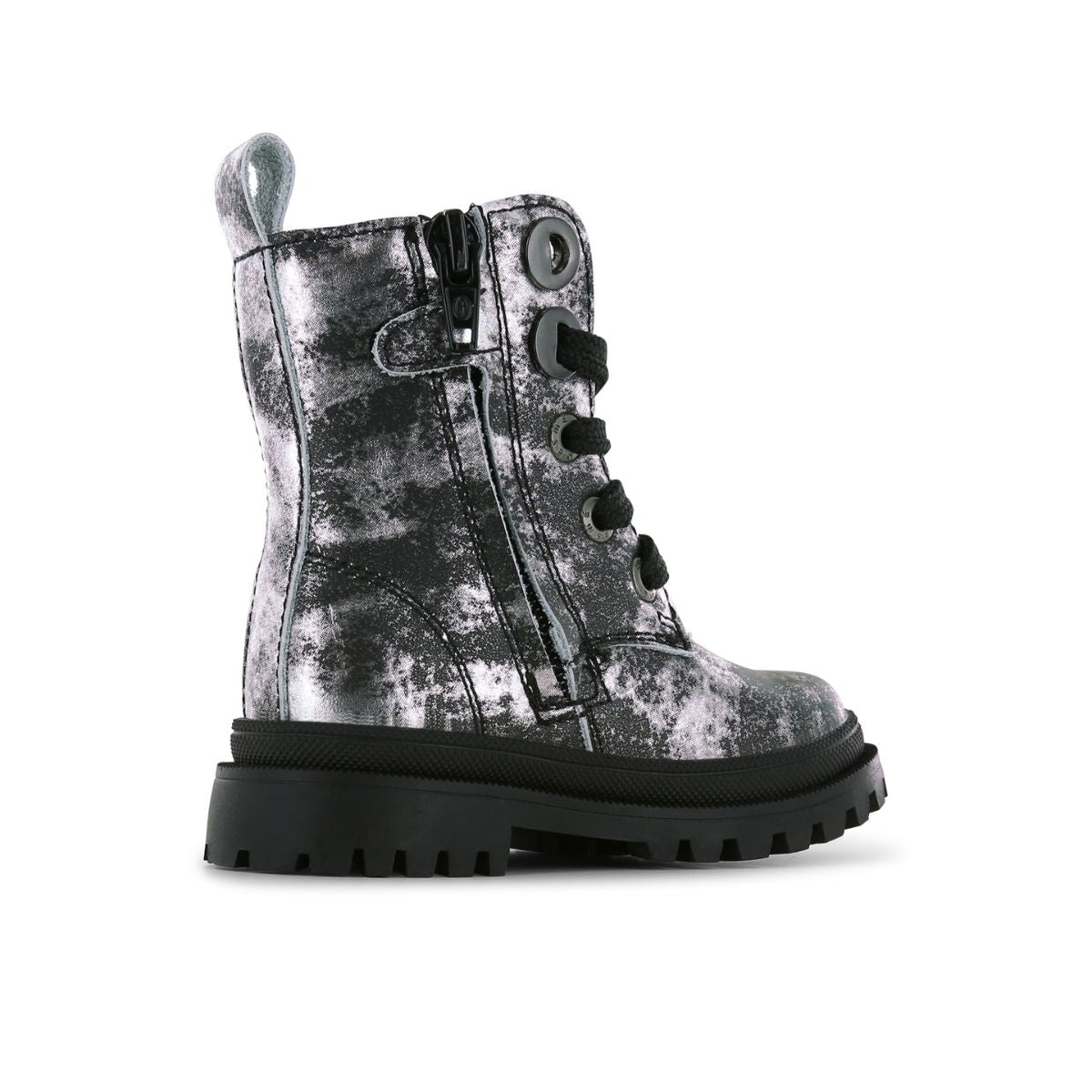 Shoesme's new tank veterboots in de kleur silver black zijn hip, comfortabel en duurzaam. Slijtvast, perfect voor intensief gebruik, luxe uitstraling, met ritssluiting voor makkelijk aan- en uittrekken. VanZus