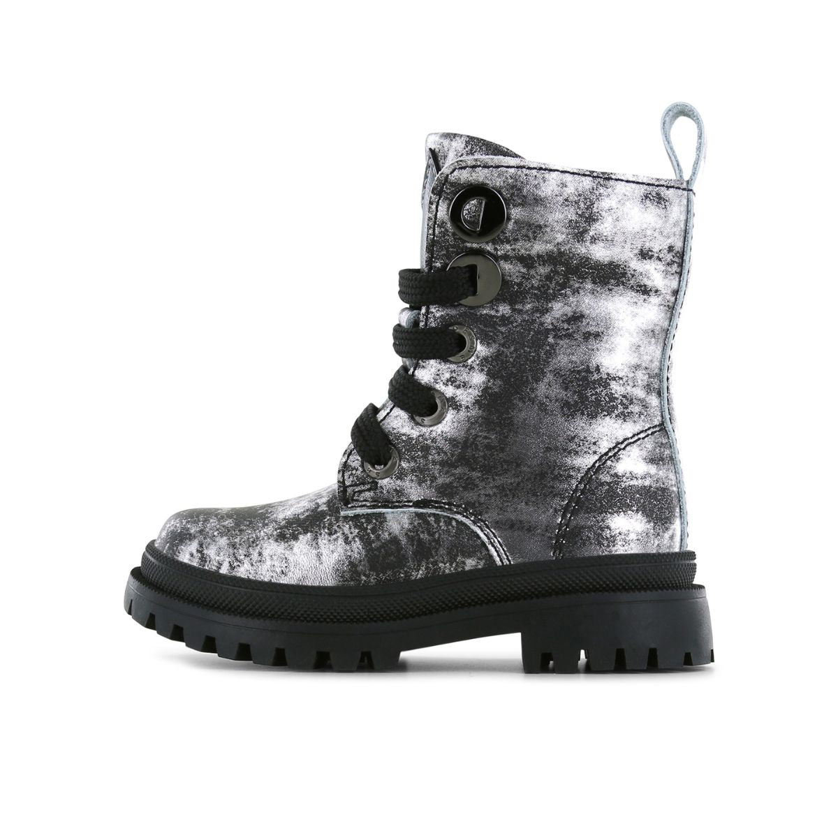 Shoesme's new tank veterboots in de kleur silver black zijn hip, comfortabel en duurzaam. Slijtvast, perfect voor intensief gebruik, luxe uitstraling, met ritssluiting voor makkelijk aan- en uittrekken. VanZus