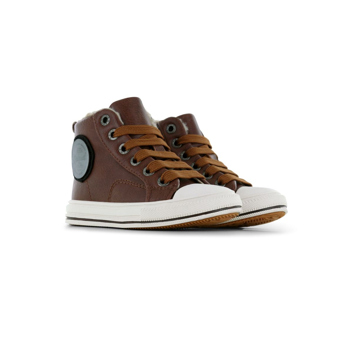 Maak de outfit van je kindje compleet met de omero sneakers van Shoesme in de kleur cognac. Perfect om te combineren, gemaakt van leer, met veters en een rits, met een zachte teddy voering. In maten 24 t/m 32. VanZus