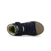 Maak de outfit van je kindje compleet met de omero sneakers van Shoesme in de kleur dark blue. Perfect om te combineren, gemaakt van leer, met veters en een rits, met een zachte teddy voering. In maten 24 t/m 32. VanZus