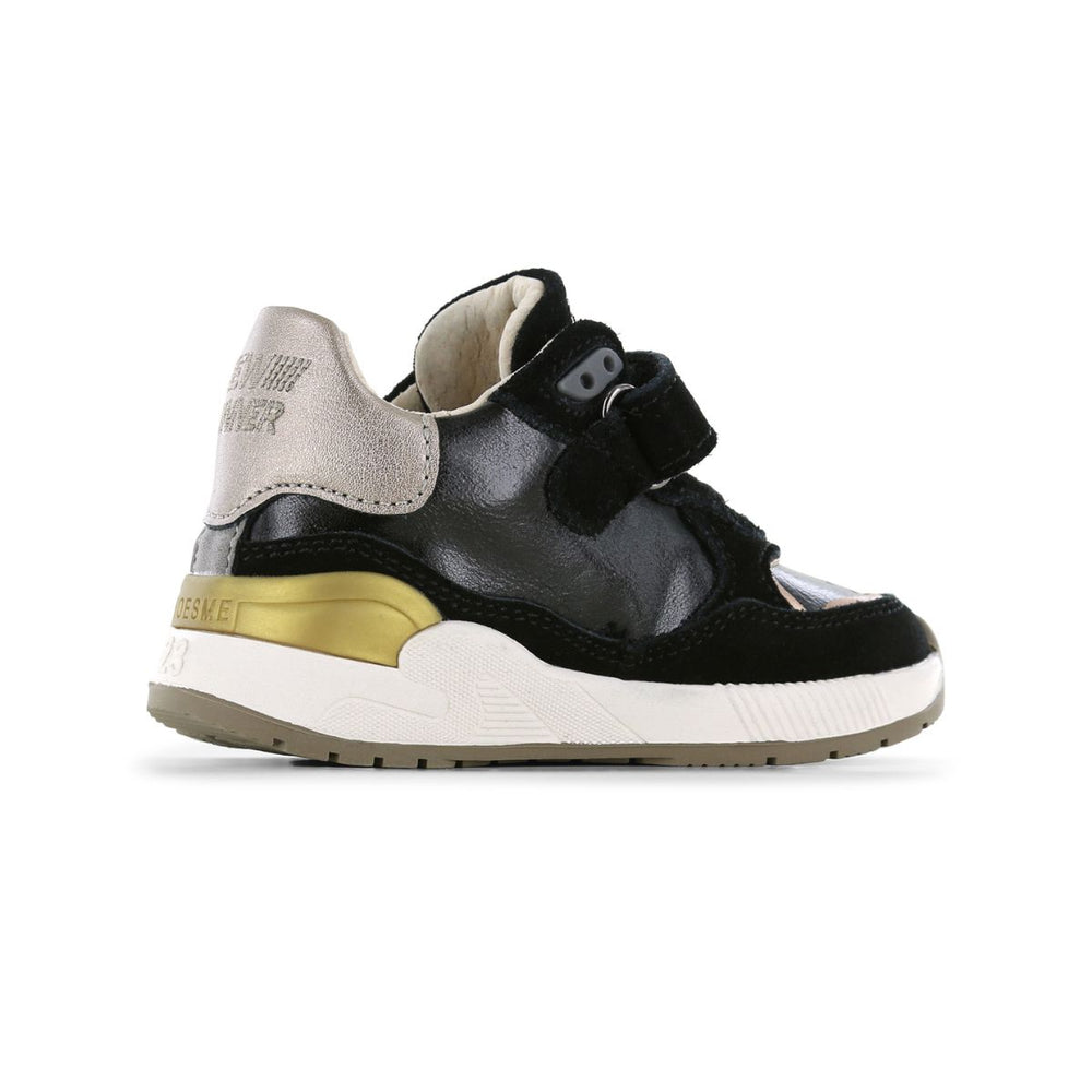 Met een sportief ontwerp en een flexibele zool, geeft de trainers sneaker van Shoesme  demping en grip op ieder oppervlak. Kleur black gold, met handige elastische vetersluiting. VanZus