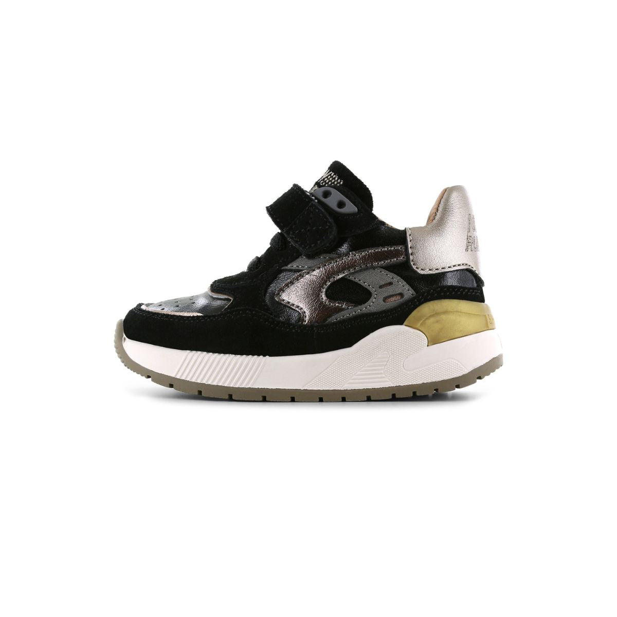 Met een sportief ontwerp en een flexibele zool, geeft de trainers sneaker van Shoesme  demping en grip op ieder oppervlak. Kleur black gold, met handige elastische vetersluiting. VanZus