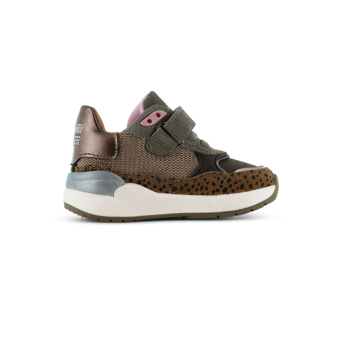 Met een sportief ontwerp en een flexibele zool, geeft de trainers sneaker van Shoesme  demping en grip op ieder oppervlak. Kleur bronze black dots, met handige elastische vetersluiting. VanZus