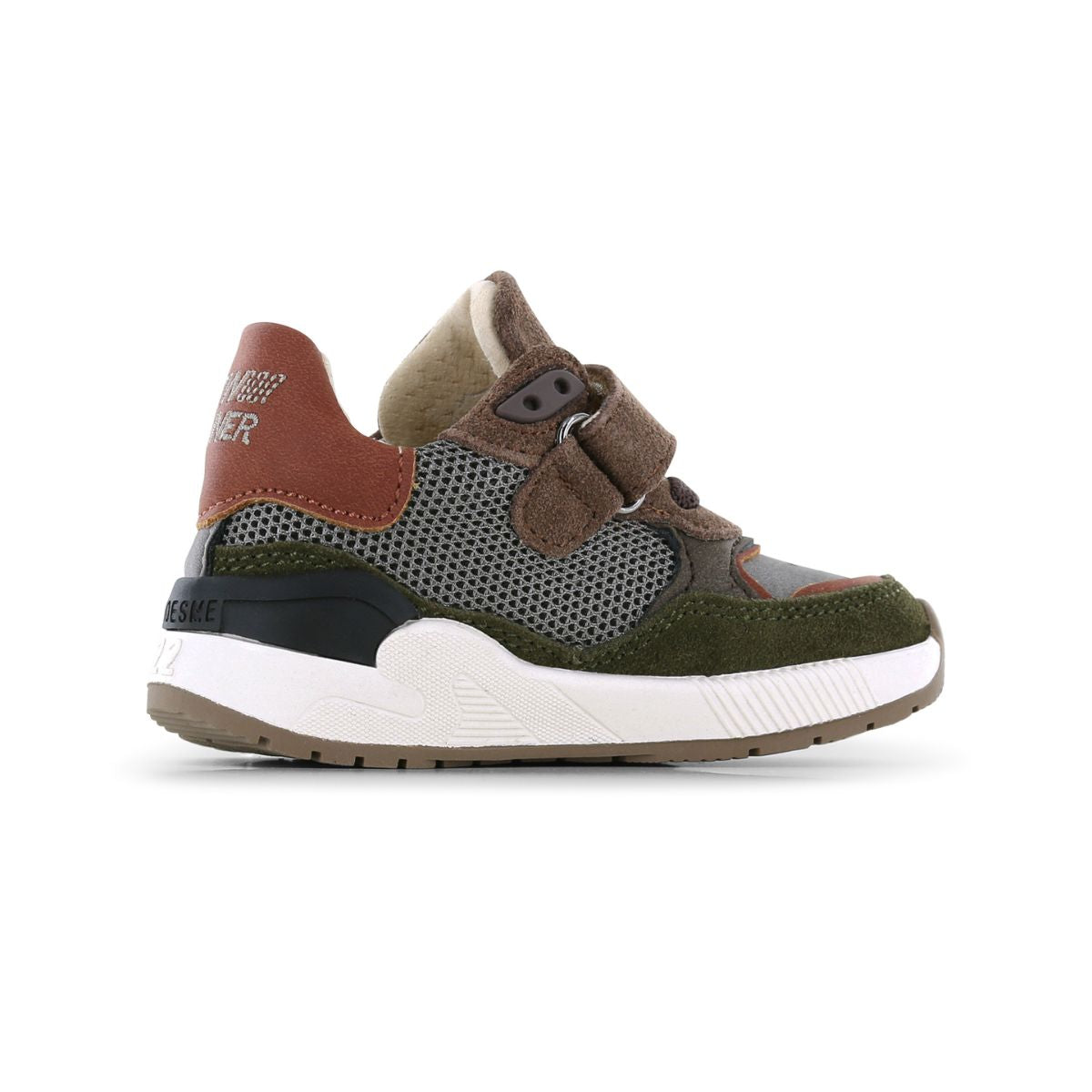 Met een sportief ontwerp en een flexibele zool, geeft de trainers sneaker van Shoesme  demping en grip op ieder oppervlak. Kleur brown/grey, met handige elastische vetersluiting. VanZus