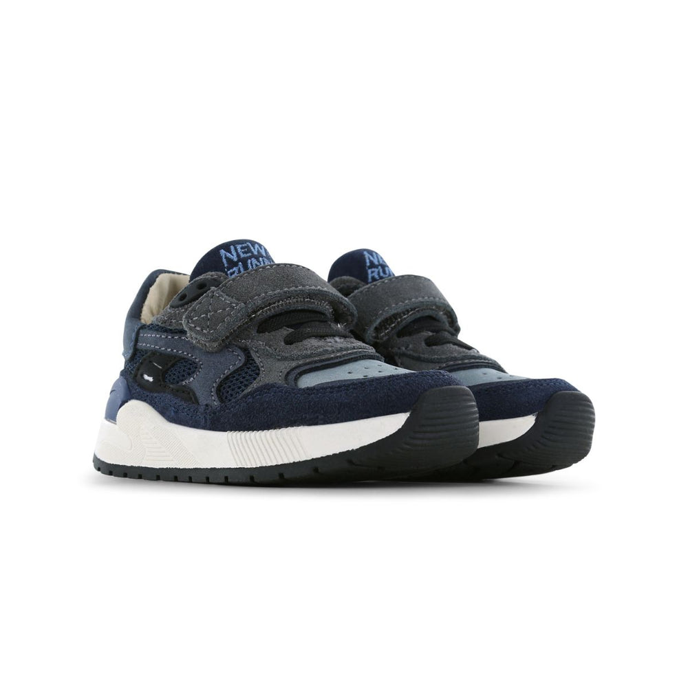 Met een sportief ontwerp en een flexibele zool, geeft de trainers sneaker van Shoesme  demping en grip op ieder oppervlak. Kleur dark blue, met handige elastische vetersluiting. VanZus