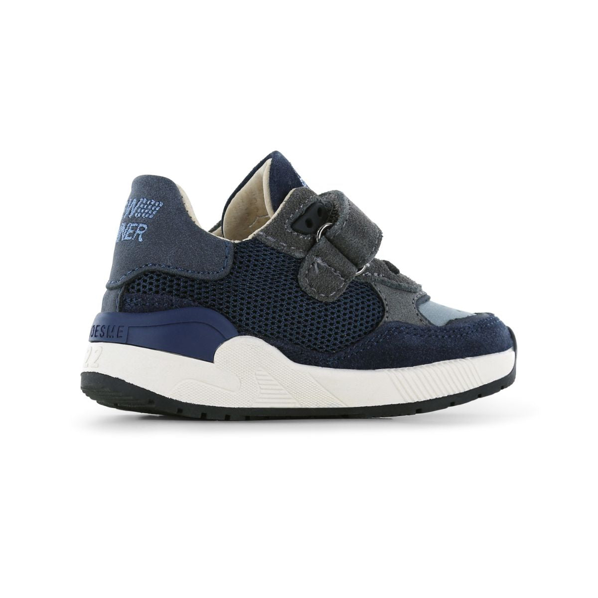 Met een sportief ontwerp en een flexibele zool, geeft de trainers sneaker van Shoesme  demping en grip op ieder oppervlak. Kleur dark blue, met handige elastische vetersluiting. VanZus