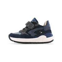 Met een sportief ontwerp en een flexibele zool, geeft de trainers sneaker van Shoesme  demping en grip op ieder oppervlak. Kleur dark blue, met handige elastische vetersluiting. VanZus