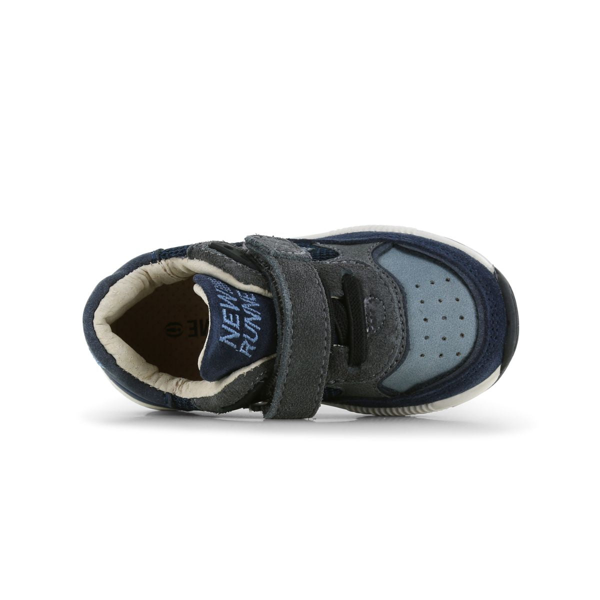 Met een sportief ontwerp en een flexibele zool, geeft de trainers sneaker van Shoesme  demping en grip op ieder oppervlak. Kleur dark blue, met handige elastische vetersluiting. VanZus