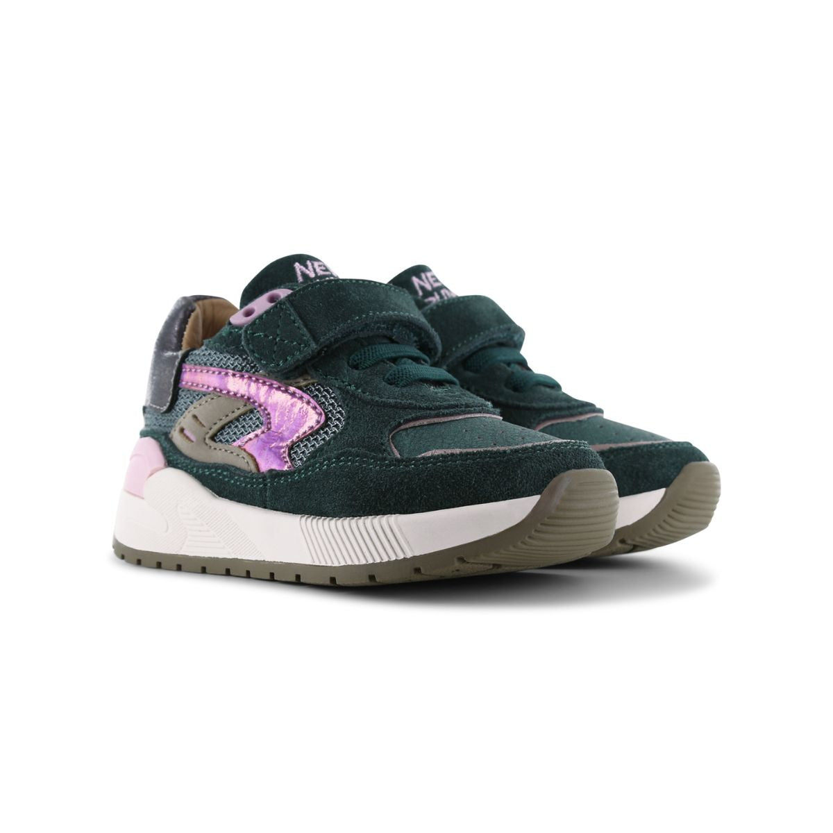 Met een sportief ontwerp en een flexibele zool, geeft de trainers sneaker van Shoesme  demping en grip op ieder oppervlak. Kleur dark green pink, met handige elastische vetersluiting. VanZus