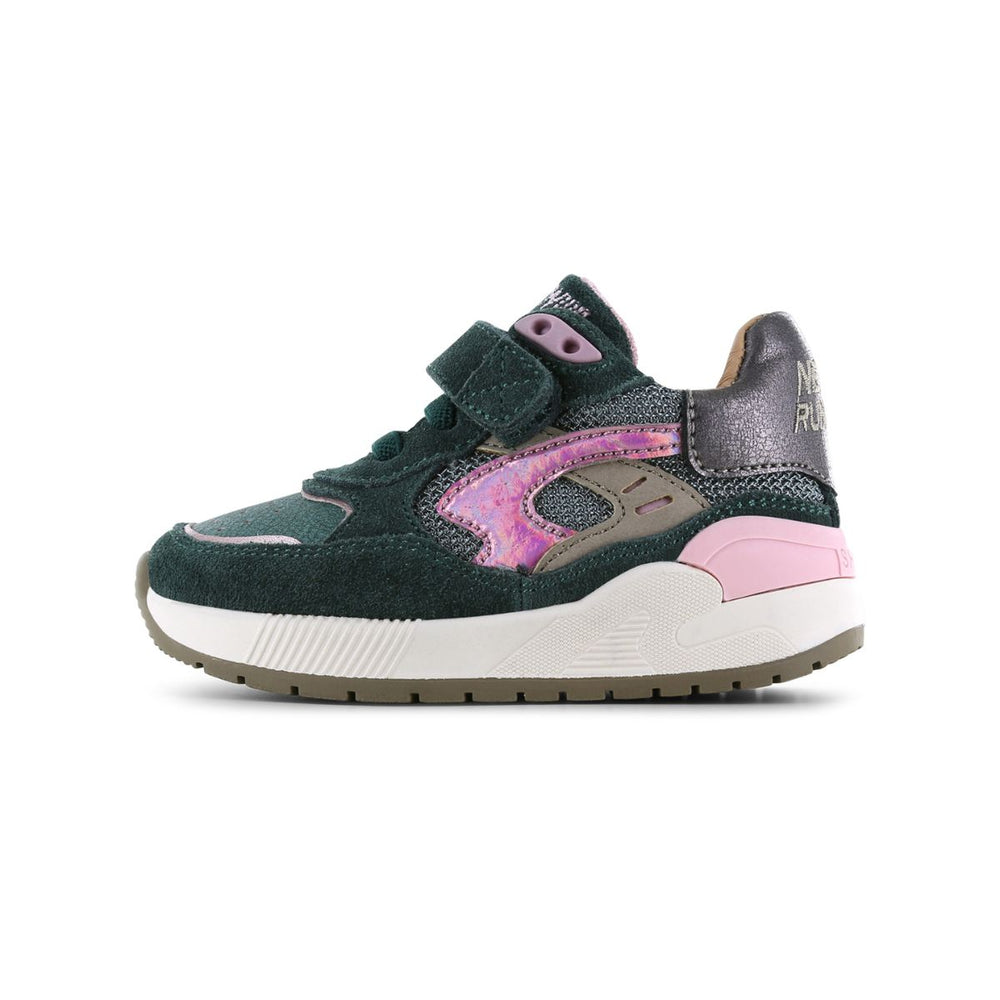 Met een sportief ontwerp en een flexibele zool, geeft de trainers sneaker van Shoesme  demping en grip op ieder oppervlak. Kleur dark green pink, met handige elastische vetersluiting. VanZus