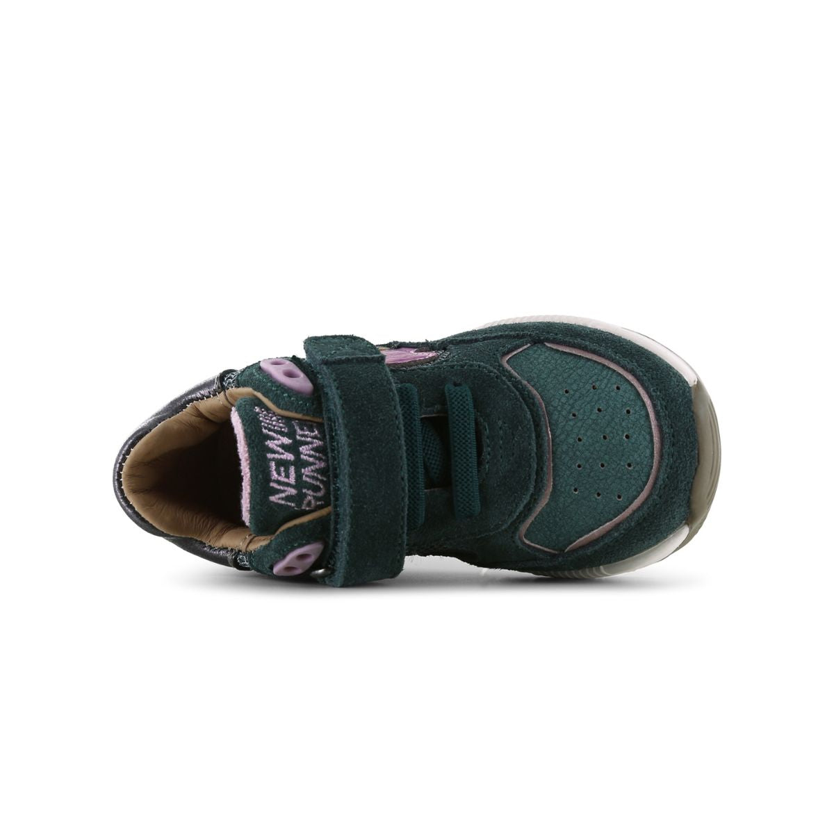 Met een sportief ontwerp en een flexibele zool, geeft de trainers sneaker van Shoesme  demping en grip op ieder oppervlak. Kleur dark green pink, met handige elastische vetersluiting. VanZus