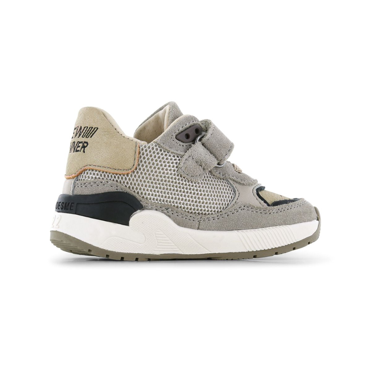 Met een sportief ontwerp en een flexibele zool, geeft de trainers sneaker van Shoesme  demping en grip op ieder oppervlak. Kleur taupe, met handige elastische vetersluiting. VanZus