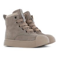 Stoer, hip & comfortabel: de veterboots taupe van Shoesme. Laarzen met veter- en ritssluiting, uitneembaar voetbed en leuke details. In verschillende kleuren en maten. VanZus