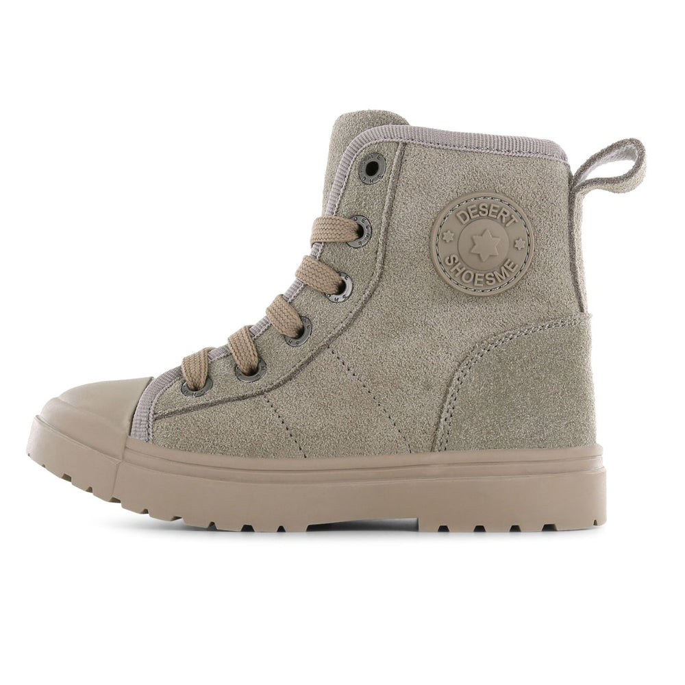 Stoer, hip & comfortabel: de veterboots taupe van Shoesme. Laarzen met veter- en ritssluiting, uitneembaar voetbed en leuke details. In verschillende kleuren en maten. VanZus