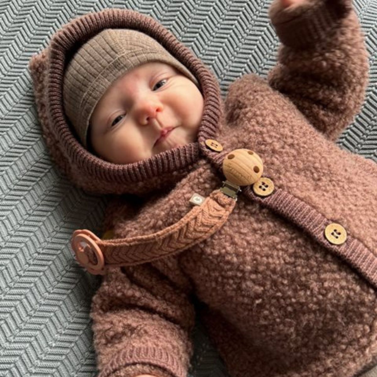 Het merinowol bouclé vest in de kleur rose brown van Smallstuff is een vest die niet mag ontbreken tijdens de koude dagen. Het zachte vest is gemaakt van hoogwaardig merinowol, een stof die van nature ademend en temperatuur regulerend is. VanZus