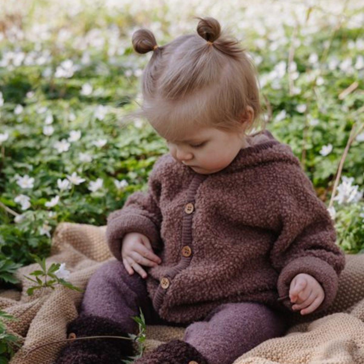 Het merinowol bouclé vest in de kleur rose brown van Smallstuff is een vest die niet mag ontbreken tijdens de koude dagen. Het zachte vest is gemaakt van hoogwaardig merinowol, een stof die van nature ademend en temperatuur regulerend is. VanZus