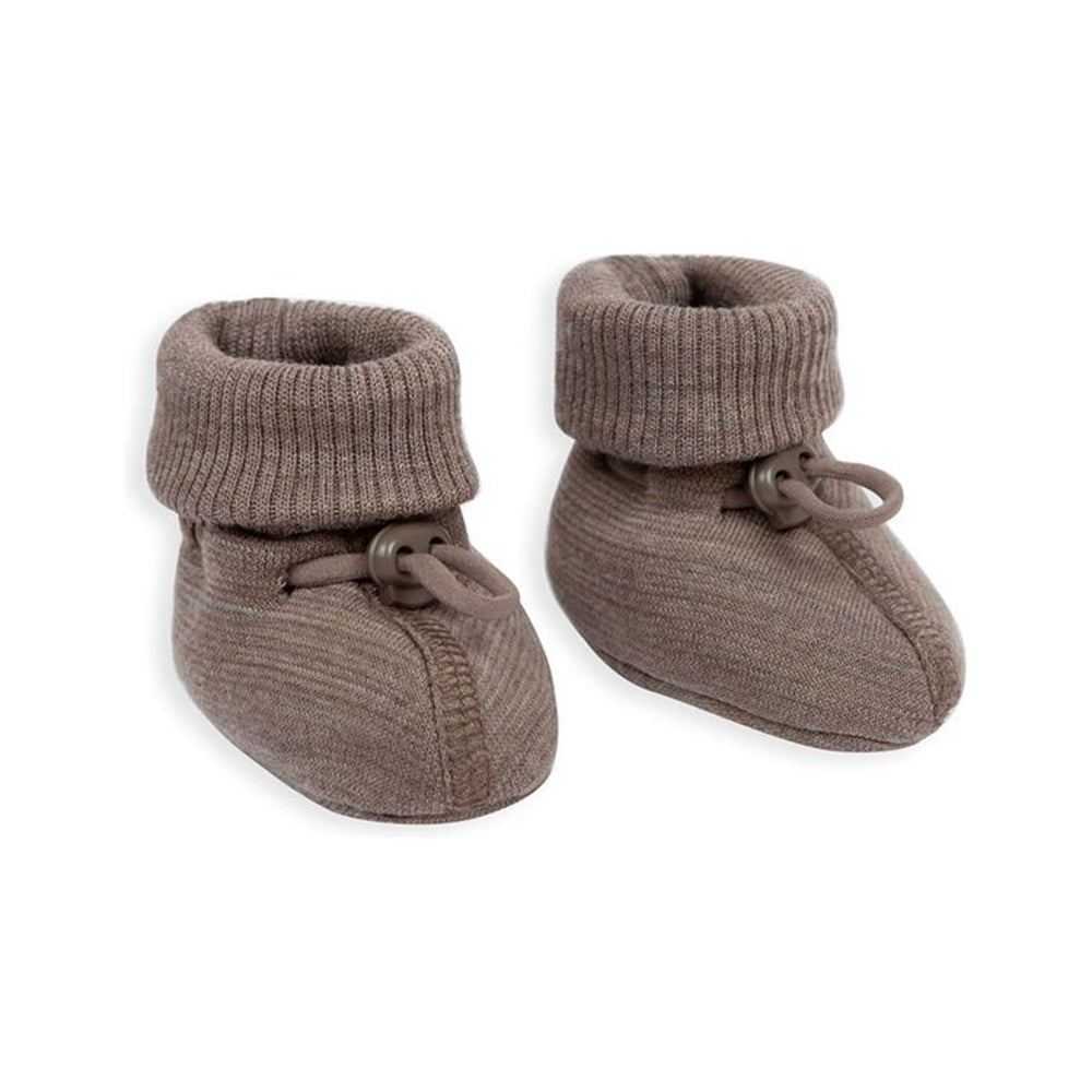 Houd de voetjes van je kleintje lekker warm met deze schattige merinowol babyslofjes in de kleur nature van het merk Smallstuff. Deze heerlijke slofjes zien er niet alleen superschattig uit, ze zijn ook heerlijk warm én zacht. Ze zijn namelijk gemaakt van zacht merinowol. VanZus