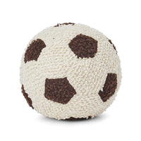 Speelplezier is gegarandeerd met deze bouclé gebreide voetbal in de kleur off white/brown van het merk Smallstuff. Met deze zachte bal kan je kindje rollen, gooien, knuffelen en de tastzin ontwikkelen. De voetbal voelt heerlijk zacht aan, ziet er stijlvol uit én is duurzaam! VanZus