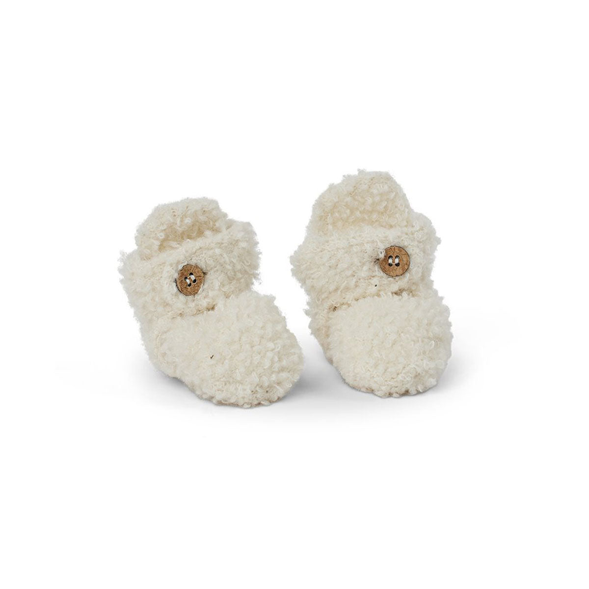 Je kleintje is gegarandeerd van warme voetjes met deze te lieve merinowol bouclé booties in de kleur off white van het merk Smallstuff. Deze schattige slofjes zijn gemaakt van 100% zacht merinowol en hebben elastiek bij de enkel, waardoor ze super comfortabel zitten. VanZus