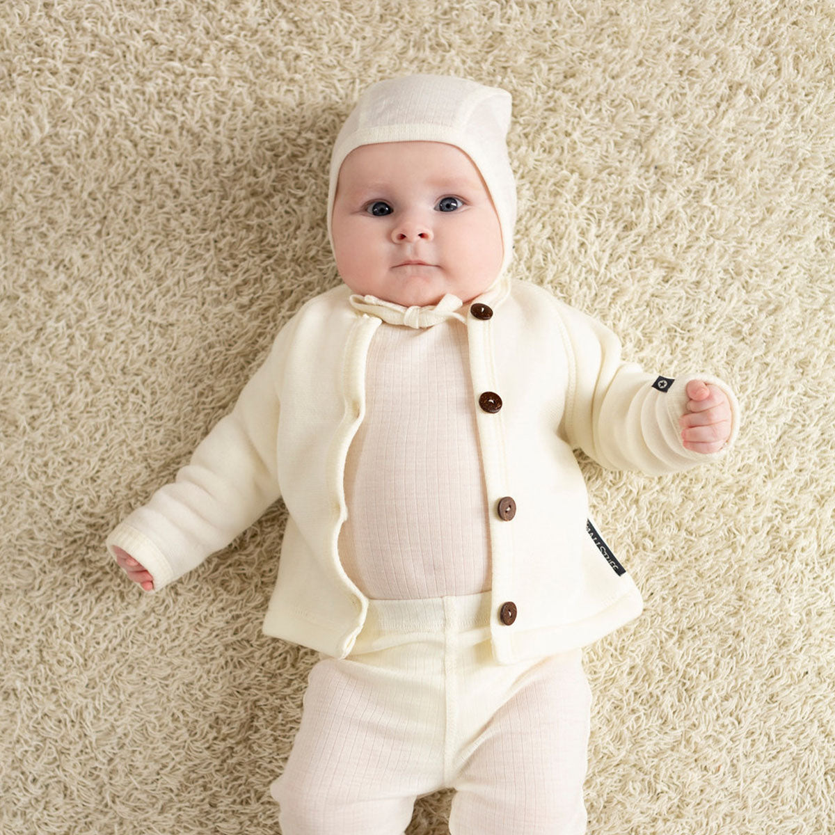 Dit merinowol vestje met knoopjes van Smallstuff in de kleur off white is een ideale basic om te hebben hangen in de kledingkast van je kleintje! Dit heerlijke vestje is lekker warm en zacht. Het veste is namelijk gemaakt van 100% merinowol. VanZus