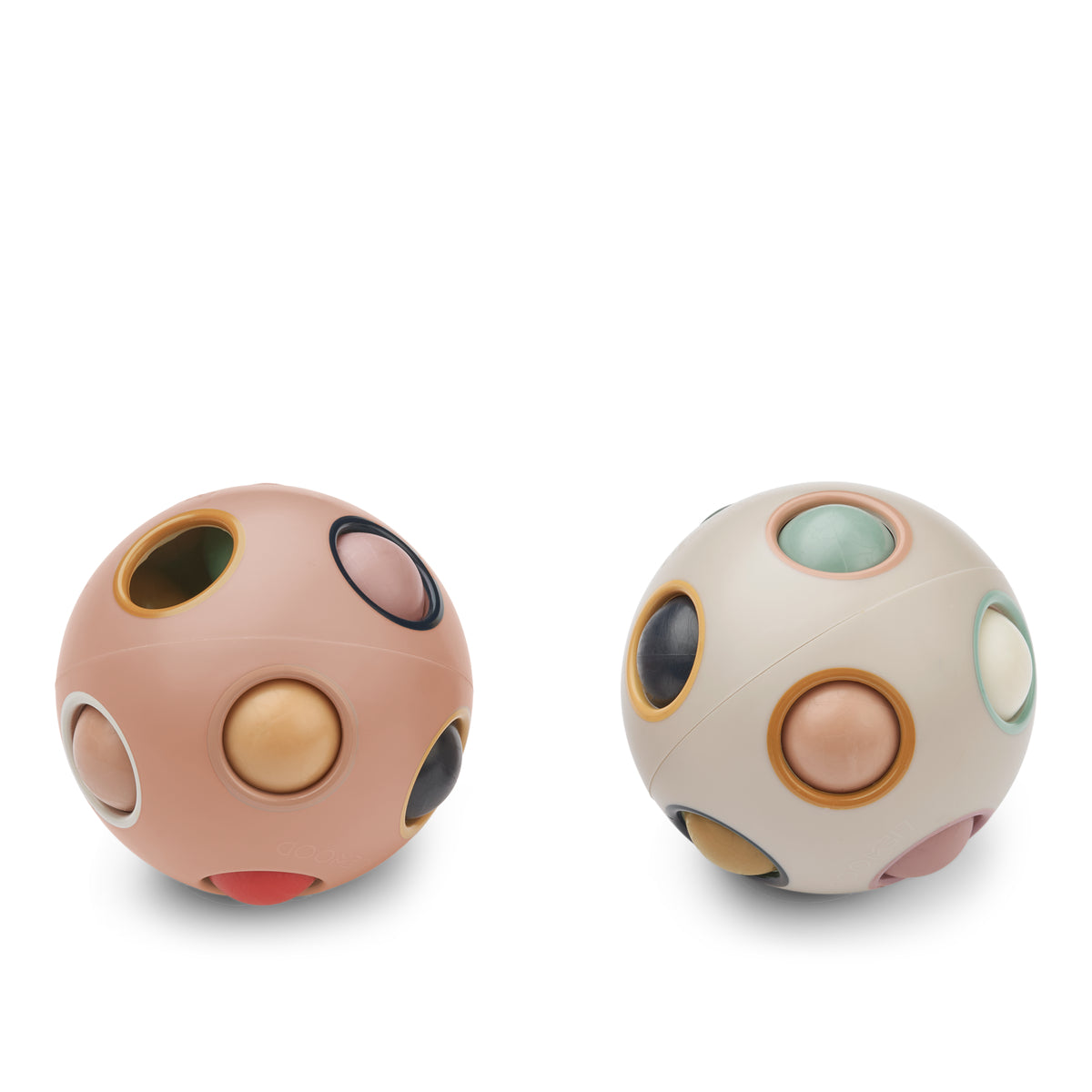 Je kind zal zich uren vermaken met deze solene puzzelbal 2-pack in de kleur tuscany multi mix van het merk Liewood. Deze puzzelbal is fidget speelgoed en zal keer op keer een uitdaging zijn voor je kindje. VanZus