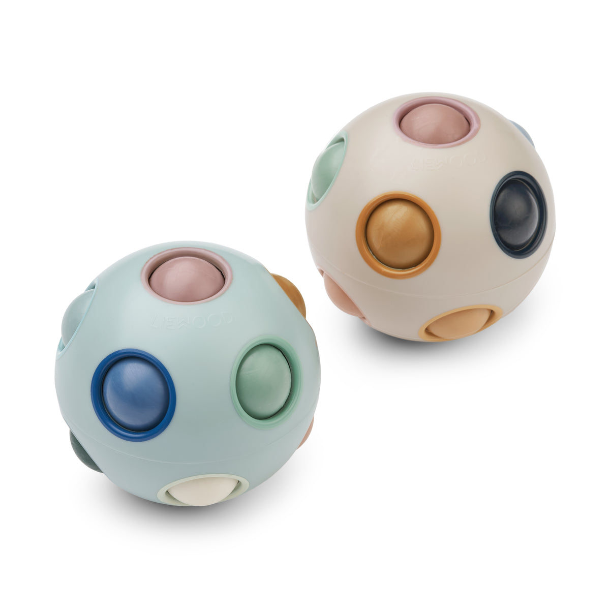 Je kind zal zich uren vermaken met deze solene puzzelbal 2-pack in de kleur ice blue multi mix van het merk Liewood. Deze puzzelbal is fidget speelgoed en zal keer op keer een uitdaging zijn voor je kindje. VanZus