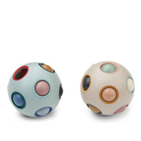 Je kind zal zich uren vermaken met deze solene puzzelbal 2-pack in de kleur ice blue multi mix van het merk Liewood. Deze puzzelbal is fidget speelgoed en zal keer op keer een uitdaging zijn voor je kindje. VanZus