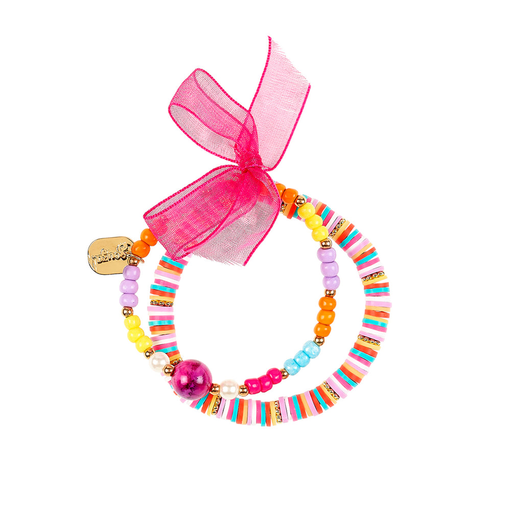 Armcandy voor jouw mini: armband Jayda van Souza! Twee armbandjes in één in verschillende vrolijke kleuren, diverse kralen en een goudkleurige bedel. Elastisch en ca. 15 cm omtrek. VanZus