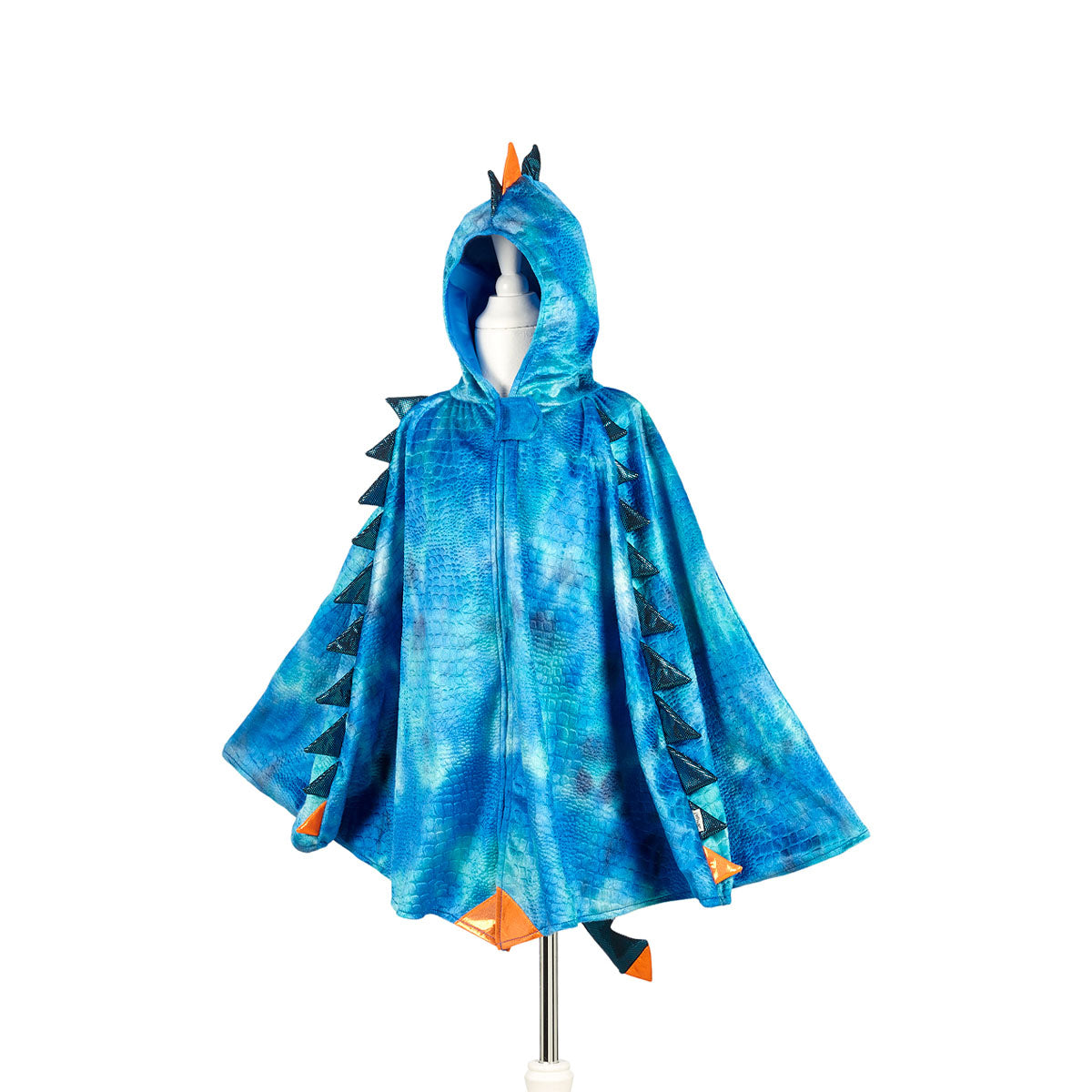 Met deze stoere drakencape in blauw van het Nederlandse merk Souza! tovert je kindje zichzelf in een handomdraai om in een draak! Deze cape doe je gemakkelijk om en is ideaal voor verkleedfeestjes, toneelstukjes en speelmiddagen. VanZus