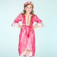 Is jouw dochter gek op verkleden? Dan is deze Marilyn jurk van het Nederlandse merk Souza! een echte must have. Met deze mooie jurk aan is jouw kleintje net een echte prinses! Deze mooie prinsessenjurk is perfect voor verkleedpartijtjes, (halloween)feestjes en toneelstukken. VanZus