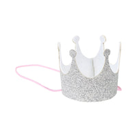 Deze leuke party kroon in het zilver is perfect voor elk verjaardagsfeestje, verkleedfeestje, prinsessenfeestje of tijdens halloween! Het zilveren kroontje zet je gemakkelijk op en is een superleuk accessoire voor bijvoorbeeld tijdens je verjaardag! VanZus