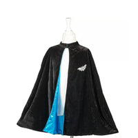 Heeft je kindje binnenkort een (halloween)feest of vind hij of zij verkleden gewoon superleuk? Dan mag deze toffe Super Hero Bat reversible cape van Souza! niet ontbreken! Deze leuke cape kan je namelijk op twee manieren dragen, waardoor je in één keer een ander personage kan worden. VanZus