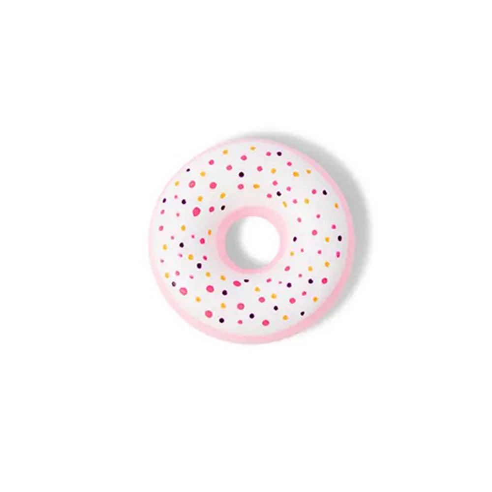 Stoepkrijten is dubbel zo leuk met deze stoepkrijt sprinkle donut pink van het merk TWEE. Dit stoepkrijt is niet zomaar een krijtje, maar heeft de vorm van een heerlijke donut! Je zal er bijna trek in krijgen! Dit stoepkrijt heeft de vorm van een donut en heeft een mooie roze kleur met gekleurde spikkels. VanZus