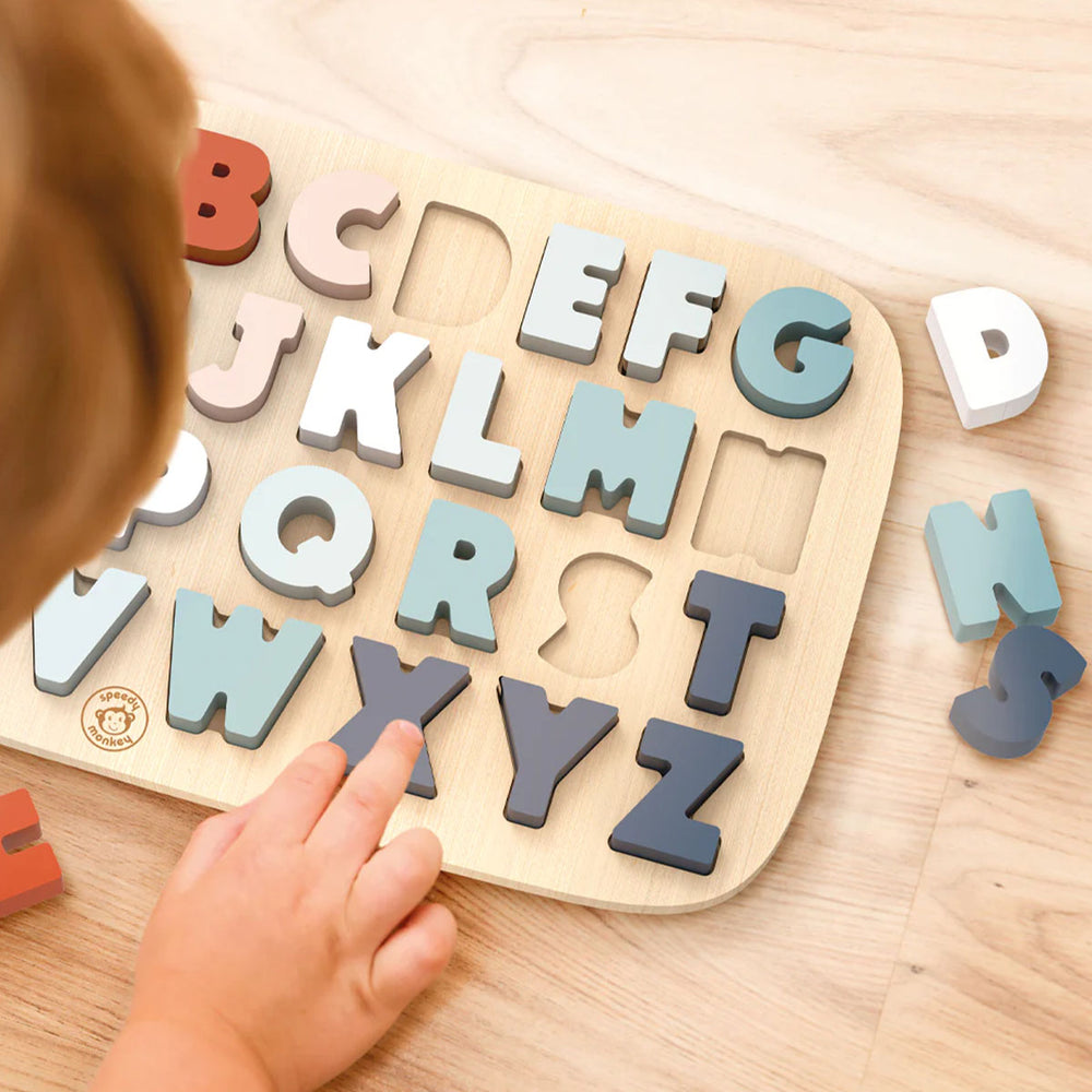 Deze prachtige alfabet puzzel van Speedy Monkey is superleuk om mee te spelen, maar ook leerzaam! Je kleintje zal veel plezier beleven met de alfabetletters in vrolijke kleuren, terwijl hij of zij oefent met de fijne motoriek en het probleem oplossend vermogen. VanZus