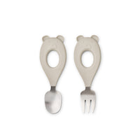 Deze Liewood stanley baby bestekset mr bear sandy is een perfecte set met een lepeltje en vorkje voor wanneer je kindje begint met de eerste hapjes. Het kleine formaatje is ideaal voor jouw kindje. VanZus.