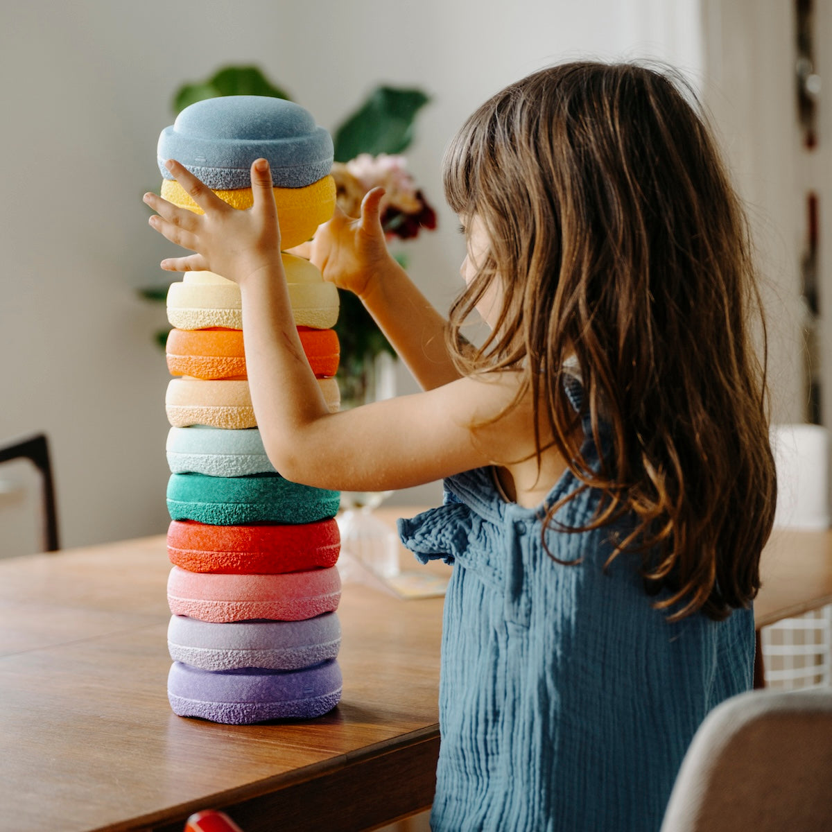 De Stapelstein Original mini rainbow set classic 6 stuks is het perfecte open einde speelgoed dat zorgt voor urenlang speelplezier. Deze nieuwe set is de kleine versie van de originele Stapelstein stenen! Speciaal ontwikkeld voor kleine handen en ze zijn half zo groot als de originele stenen. VanZus