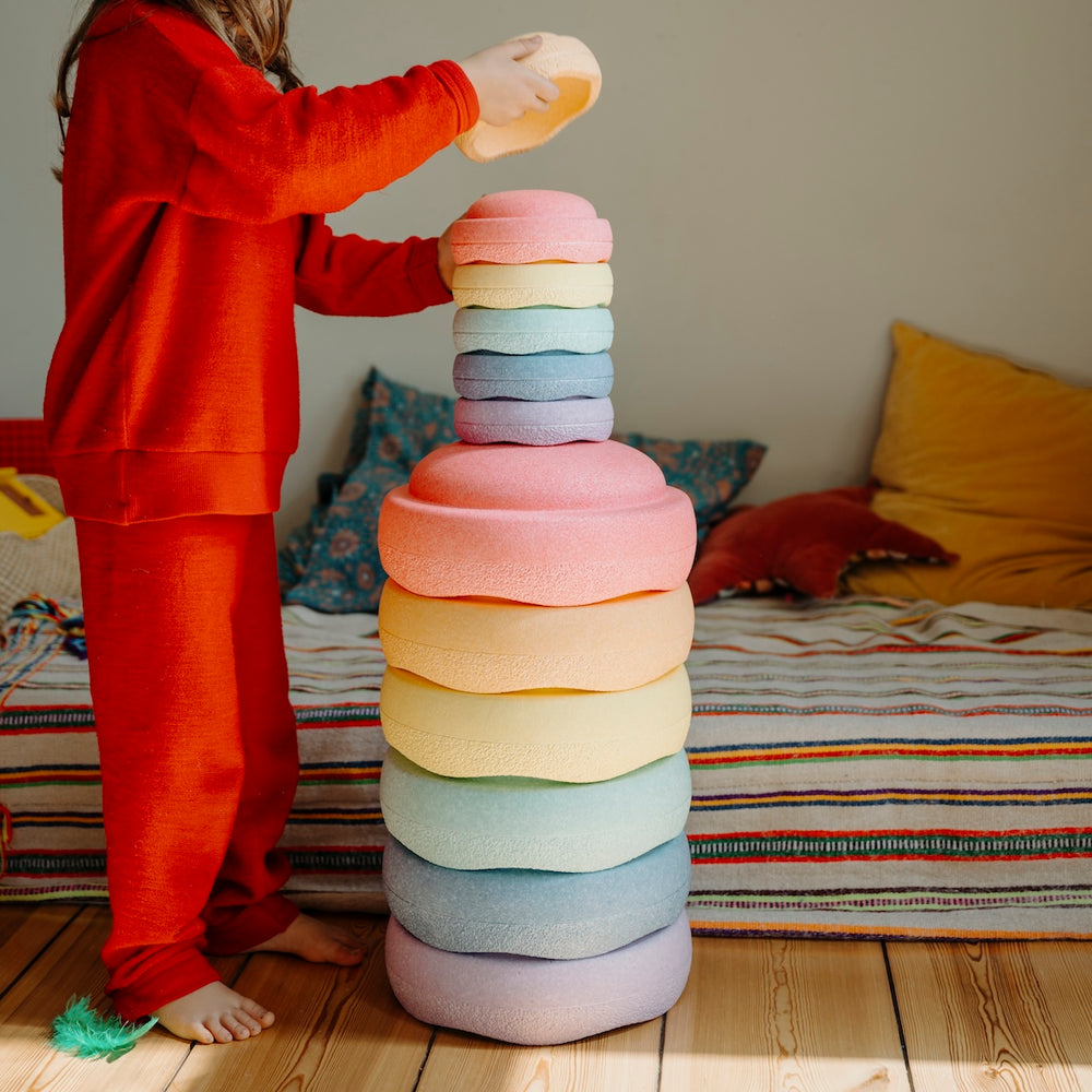 De Stapelstein Original mini rainbow set pastel 6 stuks is het perfecte open einde speelgoed dat zorgt voor urenlang speelplezier. Deze nieuwe set is de kleine versie van de originele Stapelstein stenen! Speciaal ontwikkeld voor kleine handen en ze zijn half zo groot als de originele stenen. VanZus