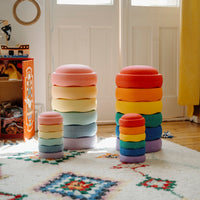 De Stapelstein Original mini rainbow set classic 6 stuks is het perfecte open einde speelgoed dat zorgt voor urenlang speelplezier. Deze nieuwe set is de kleine versie van de originele Stapelstein stenen! Speciaal ontwikkeld voor kleine handen en ze zijn half zo groot als de originele stenen. VanZus