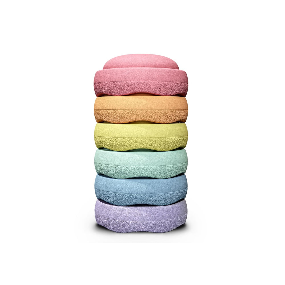 De Stapelstein Original mini rainbow set pastel 6 stuks is het perfecte open einde speelgoed dat zorgt voor urenlang speelplezier. Deze nieuwe set is de kleine versie van de originele Stapelstein stenen! Speciaal ontwikkeld voor kleine handen en ze zijn half zo groot als de originele stenen. VanZus