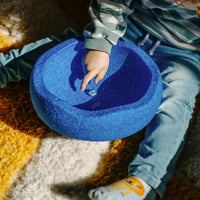 Stapelstein Original blauw is het perfecte, duurzame, open einde speelgoed. Gebruik de steen om te balanceren, te bouwen of als krukje of opstapje; de mogelijkheden zijn eindeloos. De stapelstenen van Stapelstein stimuleren de creativiteit omdat kinderen zelf invulling aan het speelgoed kunnen geven. VanZus