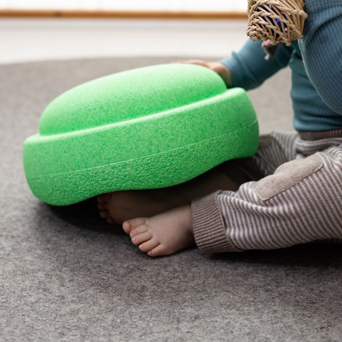 Stapelstein Original groen is het perfecte, duurzame, open einde speelgoed. Gebruik de steen om te balanceren, te bouwen of als krukje of opstapje; de mogelijkheden zijn eindeloos. De stapelstenen van Stapelstein stimuleren de creativiteit omdat kinderen zelf invulling aan het speelgoed kunnen geven. VanZus