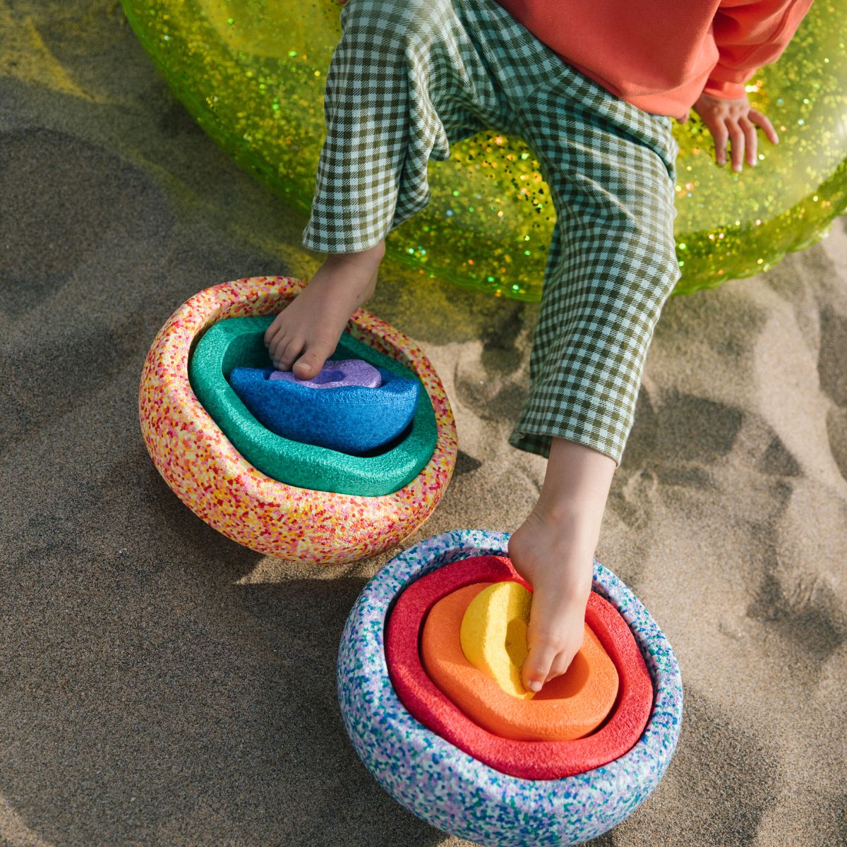 De Stapelstein Original summer rainbow set classic is superleuk open einde speelgoed voor je kindje. Met dit speelgoed is van alles mogelijk. Bouw er een toren mee, leer erop te balanceren, combineer ze met de andere Stapelstein stenen of gebruik ze als obstakel in een zelfgemaakt parcours. VanZus