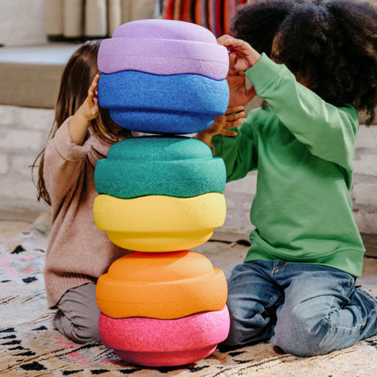 Met de Stapelstein Original super confetti rainbow set classic 6 stuks haal je een complete set in huis waarmee je kindje heerlijk kan spelen. Dit open einde speelgoed zorgt voor urenlang speelplezier. VanZus
