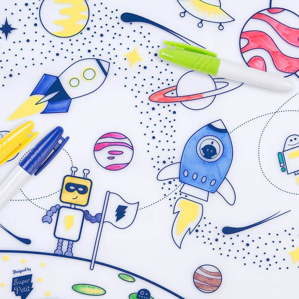 Voor creatieve kindjes: de space kit met siliconen mat + 5 markers van Super Petit. Ideaal voor thuis en onderweg. Uitwisbaar, droogt snel en is niet giftig. Geschikt vanaf 3 jaar. VanZus
