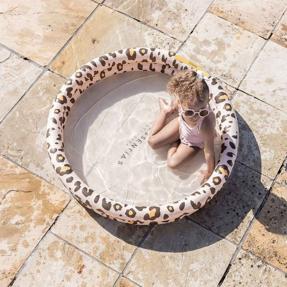 Het Swim Essentials zwembad 100 cm beige leopard is het perfecte accessoire voor een warme dag. Dit leuke opblaasbare zwembadje zorgt voor lekker veel plezier en verkoeling. VanZus.