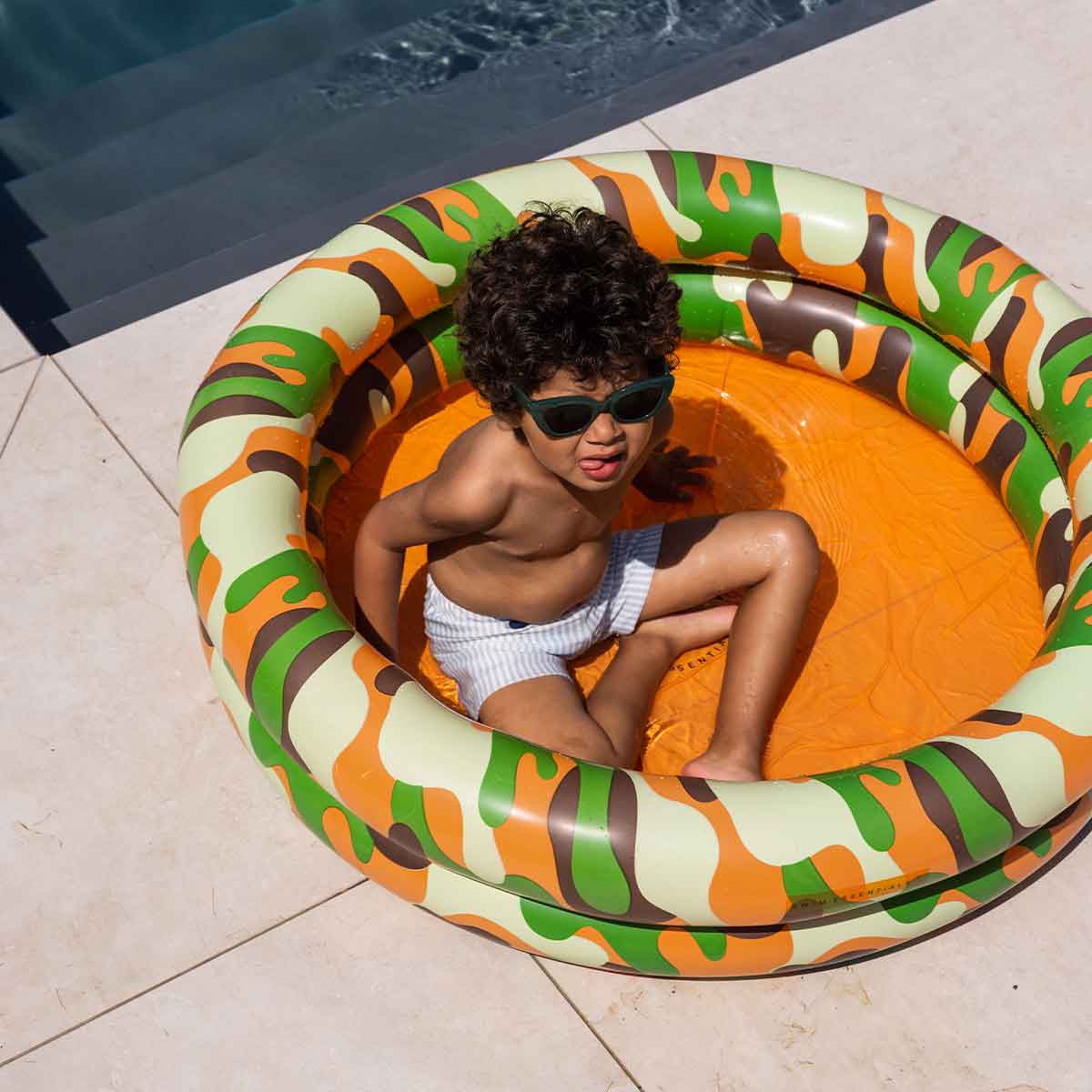 Het Swim Essentials zwembad 100 cm camouflage is het perfecte accessoire voor een warme dag. Dit leuke opblaasbare zwembadje zorgt voor lekker veel plezier en verkoeling. VanZus.