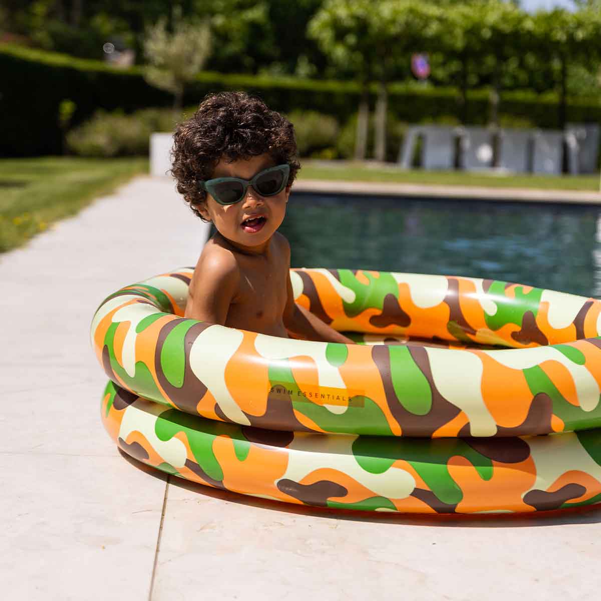 Het Swim Essentials zwembad 100 cm camouflage is het perfecte accessoire voor een warme dag. Dit leuke opblaasbare zwembadje zorgt voor lekker veel plezier en verkoeling. VanZus.