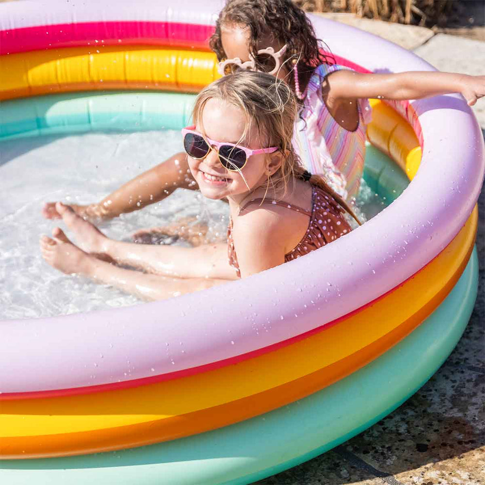 Het Swim Essentials zwembad 150 cm rainbow is een heerlijk opblaasbaar zwembadje voor de warme zomerdagen. Dit zwembad zorgt voor lekker veel verkoeling en heel veel speelplezier. VanZus.